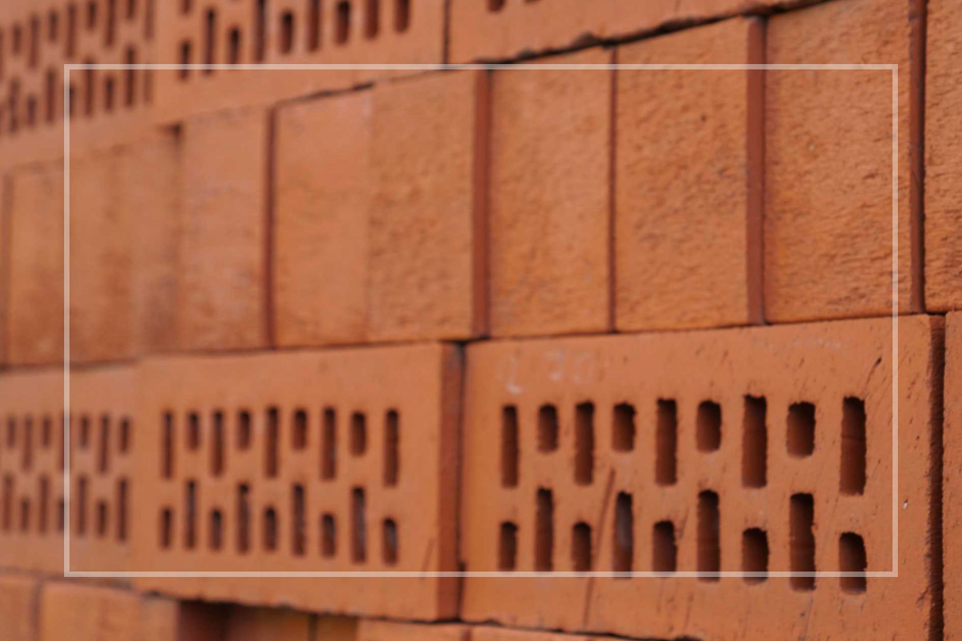 Czym się różni cegła od pustaka?